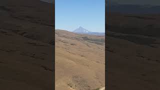 Cuesta del Rahue, Neuquén Argentina. A lo lejos el imponente Volcán Lanín.