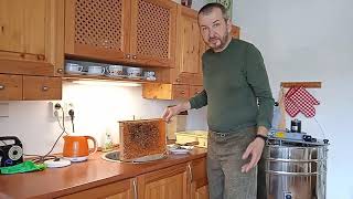 Letošní první medování - vytáčení medu z horního stanoviště včelstev