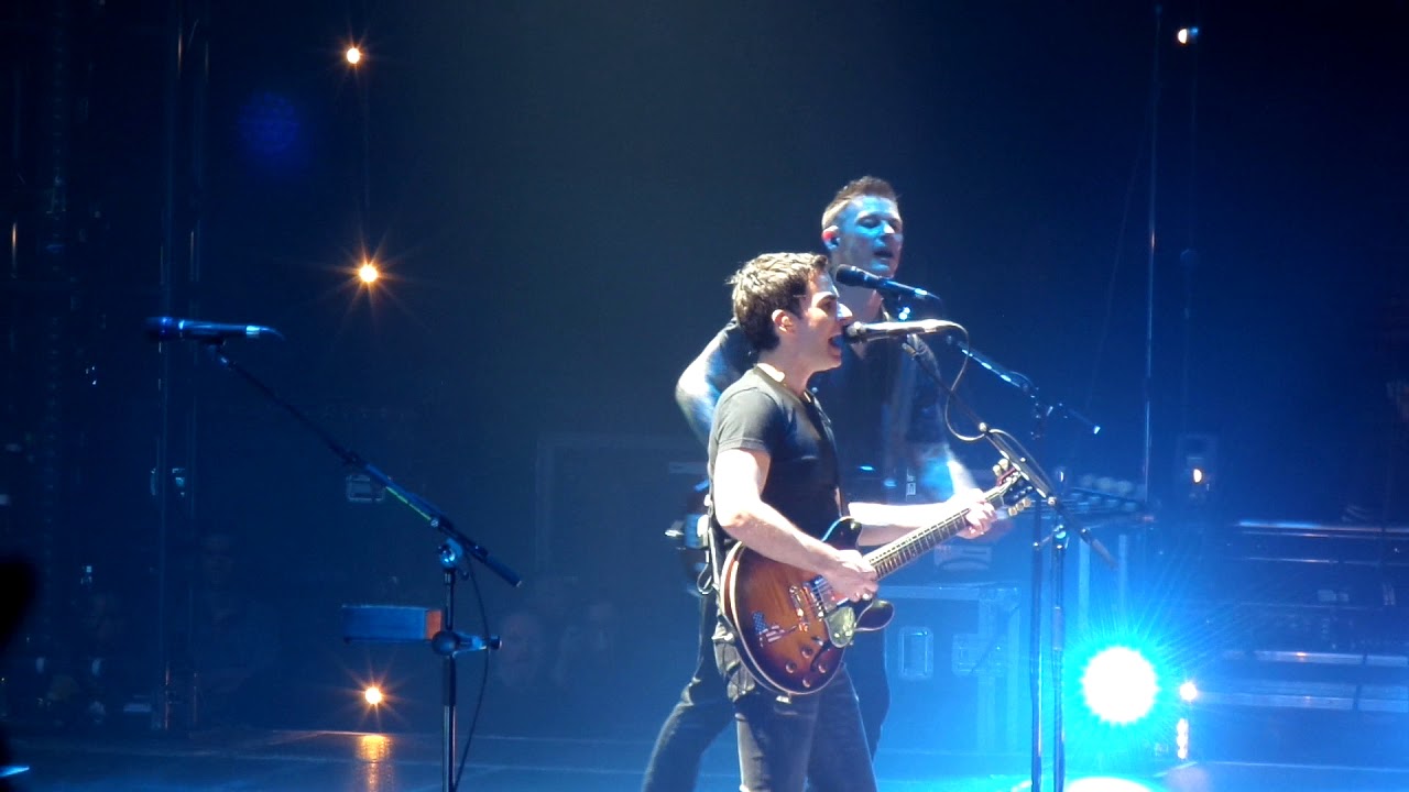 Stereophonics singing Just Looking at Utility Arena, Newcastle 09/03