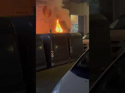 Contenedor ardiendo en Dénia
