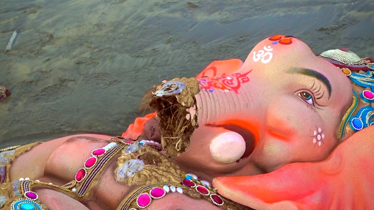 Juhu Beach Clean Up | Mumbai Ganpati Visarjan | एक मिनट में - One Minute Mumbai