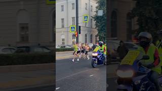 Искандер Ядгаров возглавляет группу преследователей - марафон «Белые Ночи»
