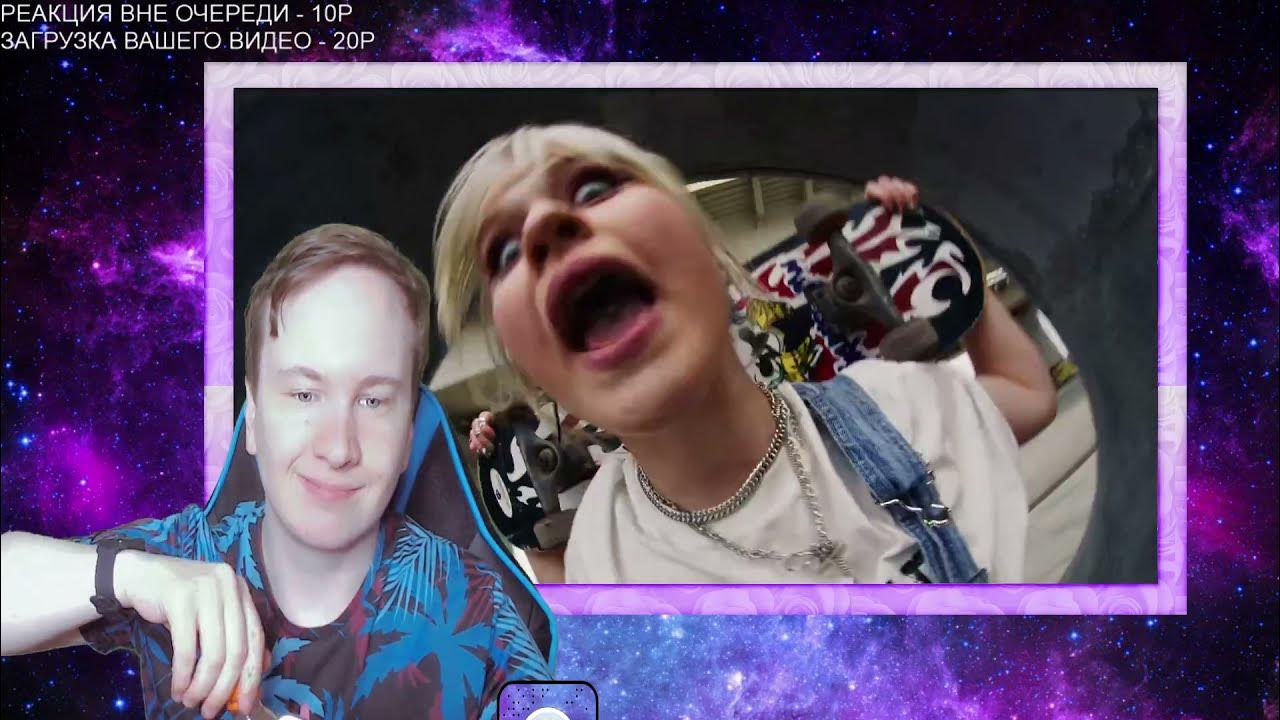 абрикоса гольфы. абрикоса певица. девушка в гольфах со смайликами. абрикоса певица. гольфы со смайлом абрикоса.