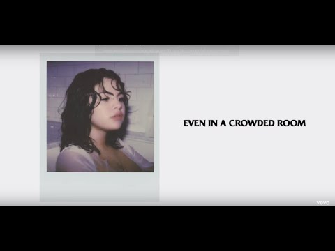 SELENA GOMEZ- CROWDED ROOM (OFFICIAL LYRICS)