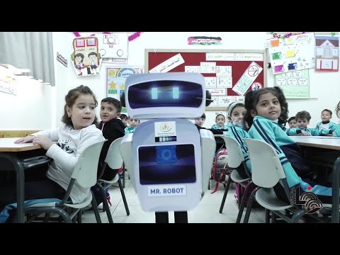 مدرّس يستخدم الروبوت التفاعلي لتحفيز الأطفال في مدرسة خاصة بغزة