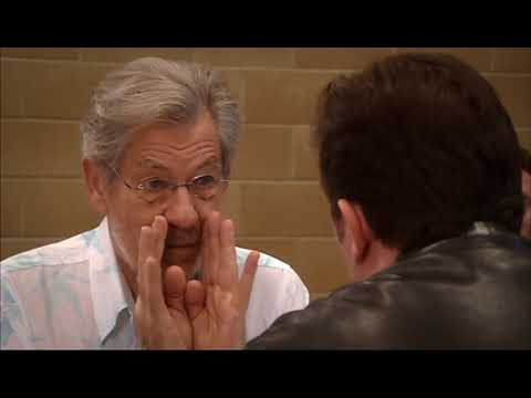 Ian McKellen: "How Do I Act So Well?" (Extras with Ricky Gervais) - YouTube