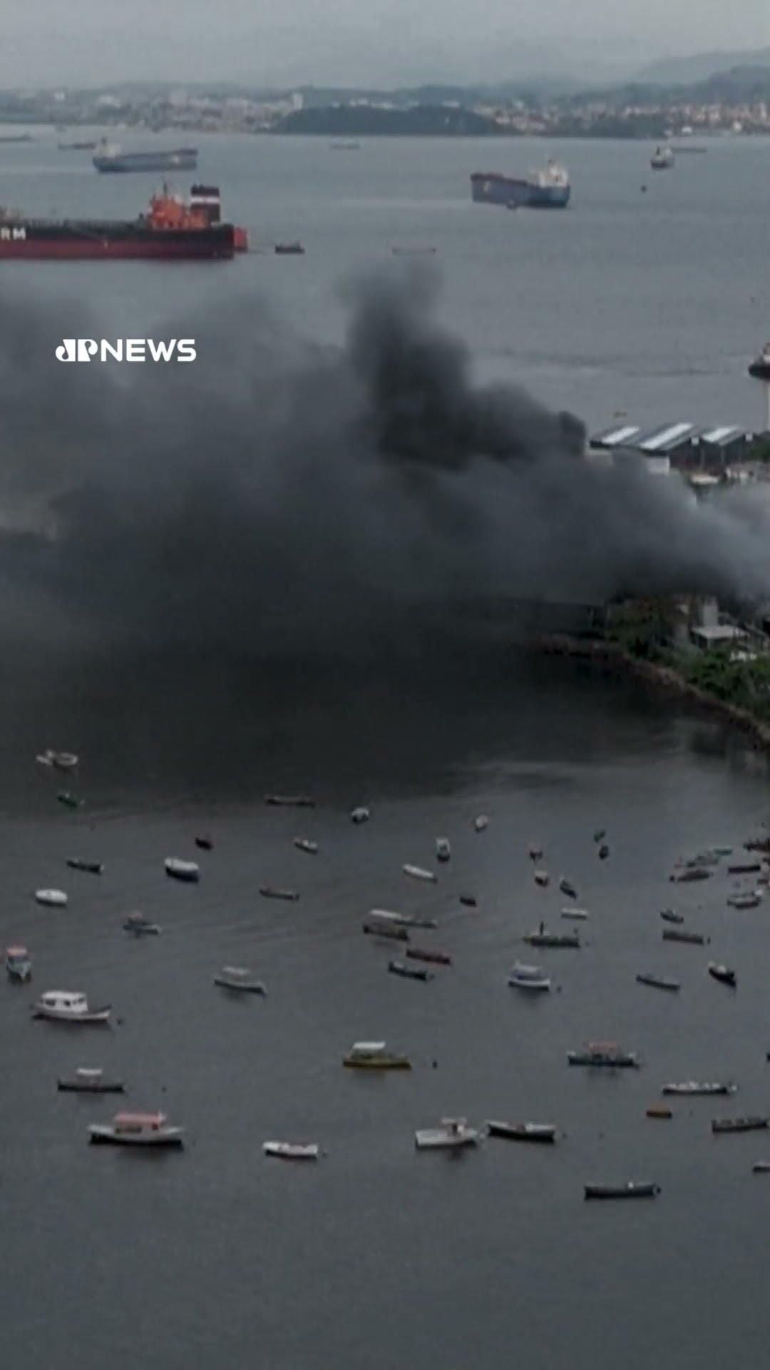 Veja vídeo de incêndio que atingiu fábrica de óleo no Rio de Janeiro