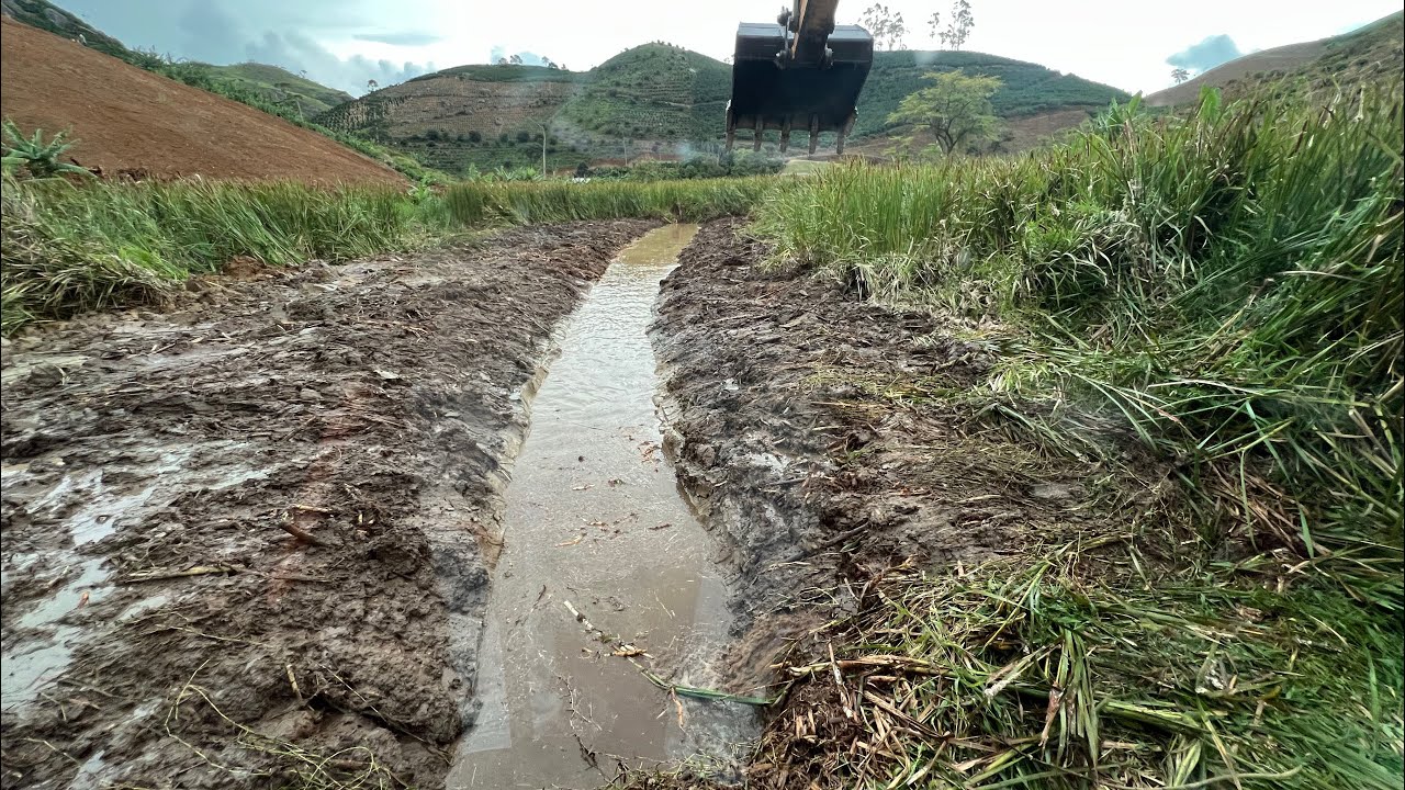 ABRINDO UM RIO COM ESCAVADEIRA HIDRÁULICA EM MEIO AO TABOAL …muita água entancada no brejo 