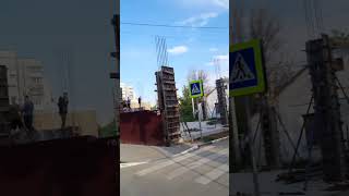 [льют и кладут]