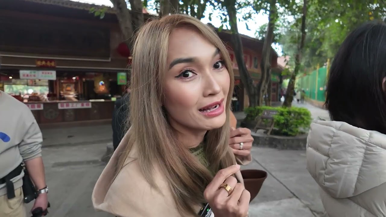 တရုတ်မြန်မာ နယ်စပ်စည်းမျဉ်းပေါ်က ရှမ်းရွာ (နှစ်ပြည် တစ်ရွာ)