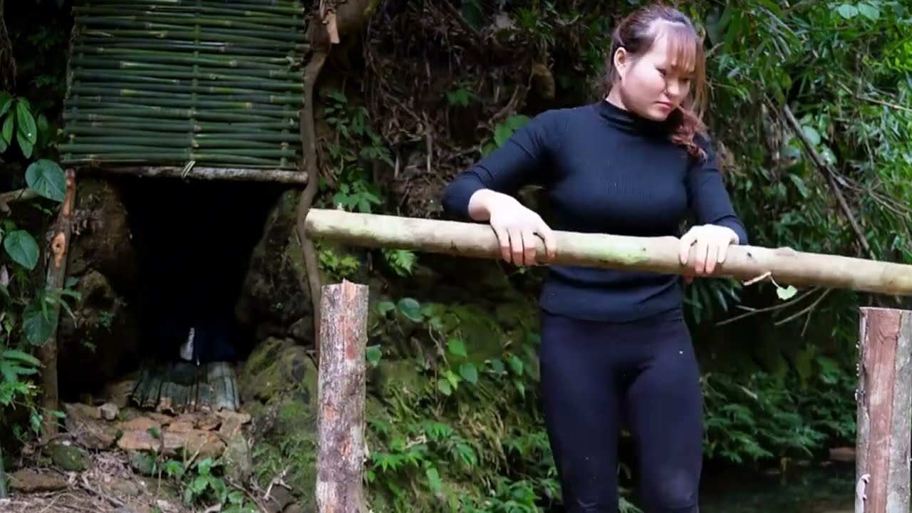 Surviving in the Forest: Fishing & Building a Shelter Alone 