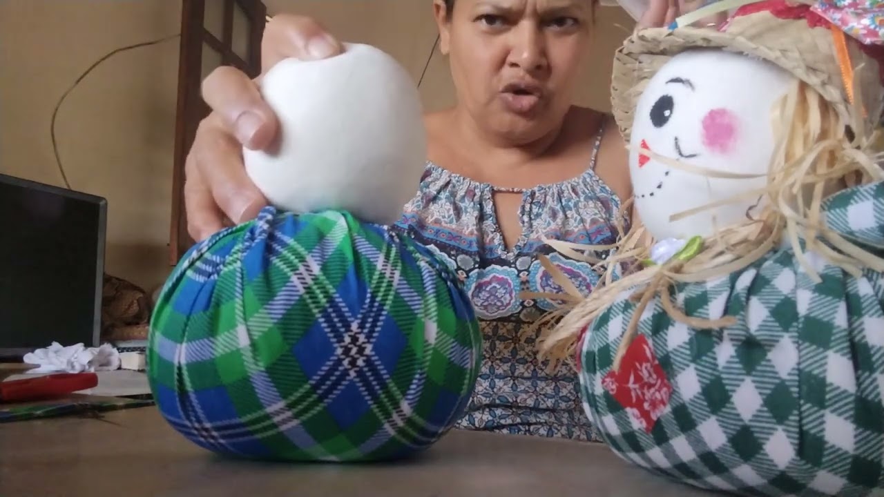 espantalho feito de fuxico todo a mão.