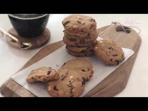 Pistachio And White Chocolate Chip Cookies 开心果白巧克力饼干