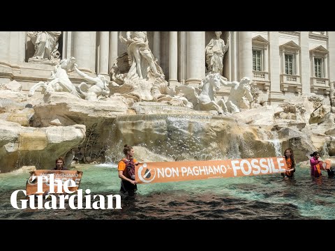 Rome: climate activists turn Trevi fountain water black