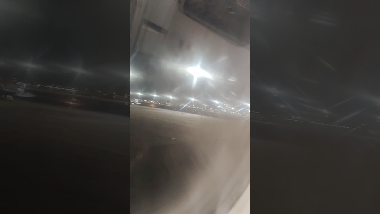 Стюардесса проводит инструктаж по технике безопасности 