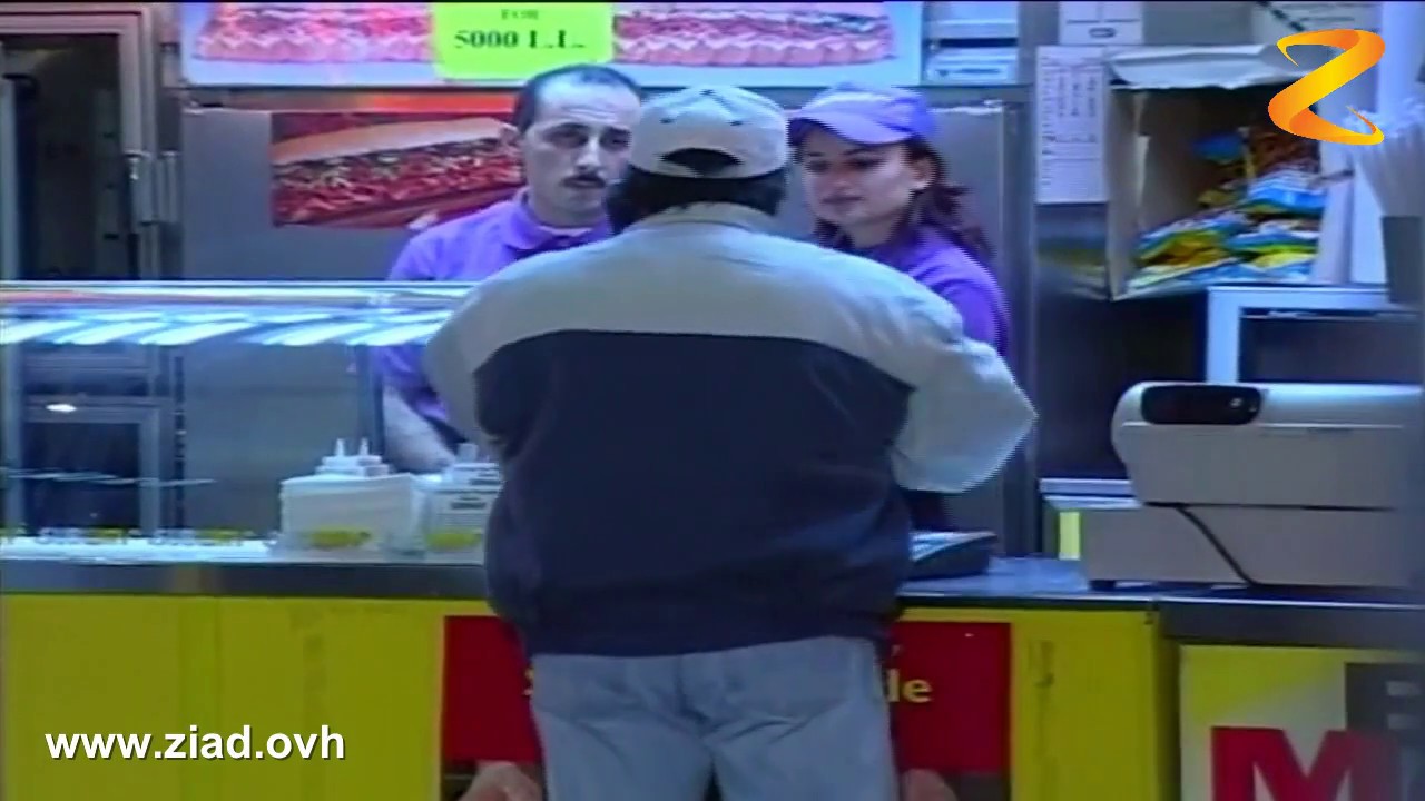 زياد مضطر على اتصال هاتفي !!! يا ريت توطوا صوتكم شوي ! مضحك جدا ...