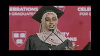 الكنداكة ريم خالد علي تلقي كلمة مؤثرة عن الحرب في السودان من منصة حفل تخرجها من جامعة هارفارد ???