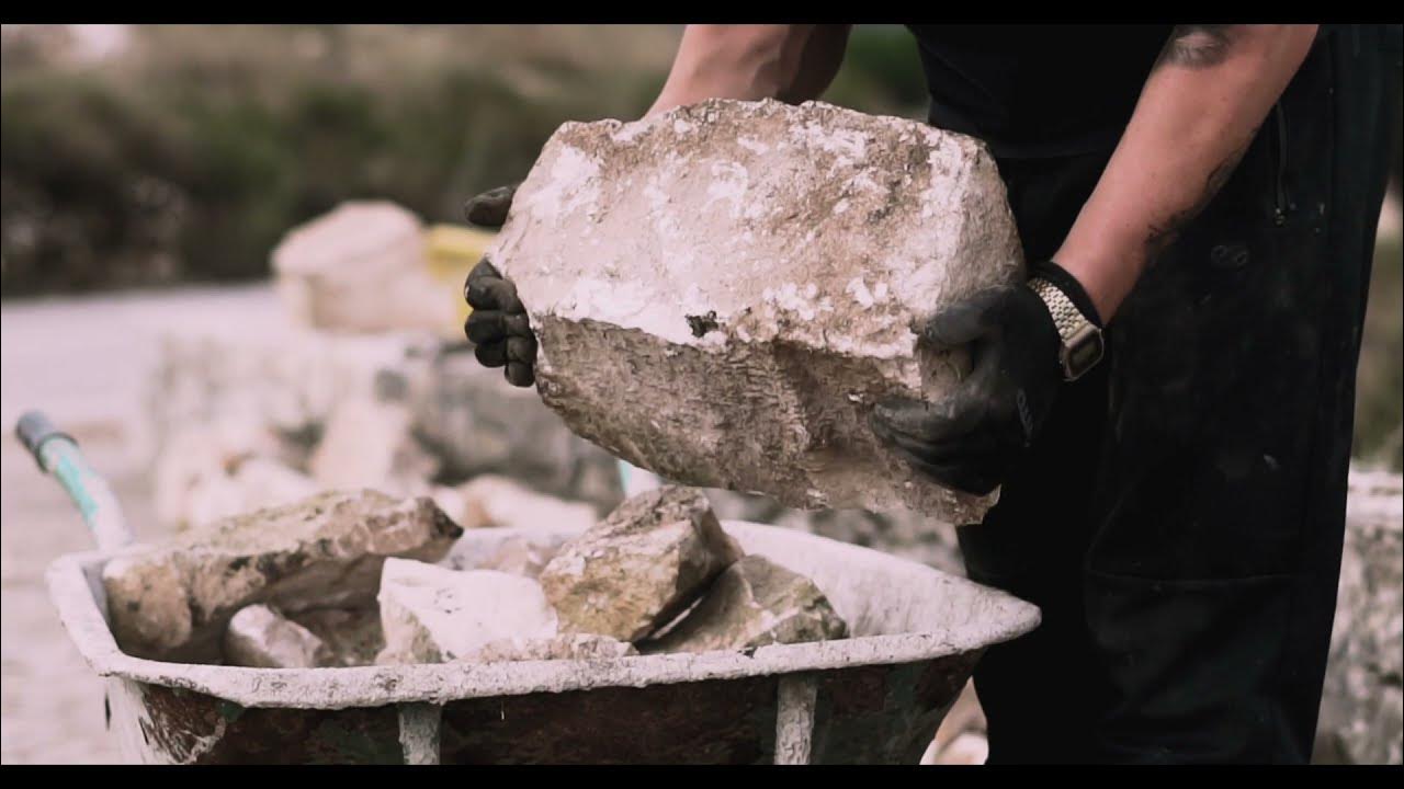 Construção de muro em pedra seca 😉 - RMCC construções.