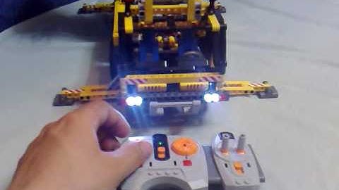 Lego Technic 8421 Mobile Crane use new pilot with lights. Power Functions
