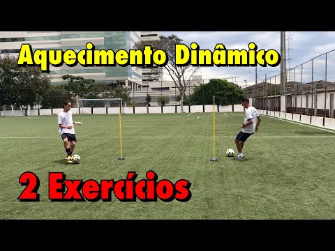 Alongamento de bola de futebol e mulher em treinamento de exercícios  físicos e exercícios no telhado com fones de ouvido de música jogador de  futebol e atleta se aquecem para podcast de