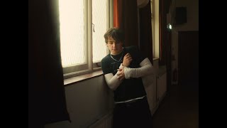 Thomas Headon - it’s all so beautiful (yet such a bitch)
Listen to wasnt a fighting kid now: https://thomasheadon.lnk.to/wasntafightingkid
instagram | https://www.instagram.com/thomasheadon/
tiktok | https://tiktok.com/@thomasheadon
twitter | https://twitter.com/ThomasHeadon
spotify | https://spoti.fi/2OdT4hL
apple music | https://apple.co/2QmWXUn
merch | https://eurostore.warnermusic.com/gb/music-store/artists/thomas-headon/
discord | https://discord.gg/thomas-headon-friends-879664155802619964
Lyrics
i took a train back to Germany
and saw all of the walls that fall in time
went on a plane up to California
saw a place the sun has always shined
took my selfish view and went to therapy
Mike changed the way i looked at my life
spoke to my friend Marvin he said “don’t you worry
all these things you’ve learned you learn with time”
it’s all so beautiful, but such a bitch
still if you make it out, there’s so much more to give
it’s all so beautiful, yet such a bitch
but still i’m coming out, with so much more to live
and that’s perfect isn’t it?
i made new friends and threw my phone away
it helps to be yourself and not online
i took some pills and went to Glastonbury
i cried when yellow played oh what a ride
found out who i am, and all i’ve done
and man that took a while
think i’m finally at the end, of being dumb
and now i realise
it’s all so beautiful, but such a bitch
still when you make it out, there’s so much more to give
it’s all so beautiful, yet such a bitch
but still i’m coming out, with so much more to live
and that’s perfect isn’t it?
(maybe we should all just, get along with each other,
and put away our problems, or whatever it is,
we just need to forget about everything,
and have a good time here tonight,
so nevermind what happened yesterday,
‘cause, well, that’s all gone,
it’s really that simple)
Credits
Director - Euan sime and Thomas Headon
DoP - Marti Guiver
Gaffer - Jack Burgess
Steadicam - George Dixon
Photographer - Melissa Gardner
Production Coordinator - Rachel Davies
HMU - Elle McMahon
Stylist - Amy Holden-Brown
Colourist - Ricardo Sokolowska-Pedrosa
Kit Rental - Bulb Rentals
Poster Design - Sally Barton
Extras - Amy Martin, Kathryn Lincoln, Owen Peters, Josh Farrah, Stephen Barnes, Ryan McMahon, Yandani Shabalala
Label Commissioner - Paddy Renehan
Management - Pretty Good Music
Label - SUCH A GOOD COMPANY under exclusive license to Warner Records
#ItsAllSoBeautifulYetSuchABitch #ThomasHeadon #NewMusic Thomas Headon - it’s all so beautiful (yet such a bitch)