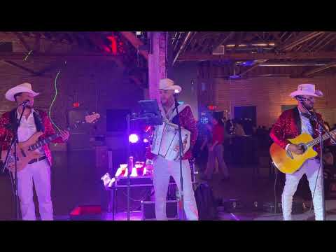 Paz En Este Amor, Se Va Muriendo Mi Alma, Entre Golpes y Besos (Popurri En Vivo) Aspecto Sierreño
