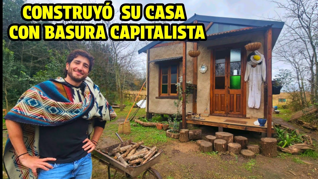 Volvió a su pueblo que se moría y construyó su casa con BASURA Capitalista!