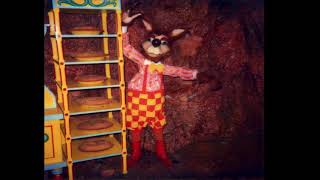 Crafty whistlin - Knotts Bear-y Tales (1975) Soundtrack
Behind the backs of the singing beavers lies Crafty Coyote trying to sneak himself a Boysenberry Pie. All while whistling alongside the Beavers... Crafty whistlin - Knotts Bear-y Tales (1975) Soundtrack