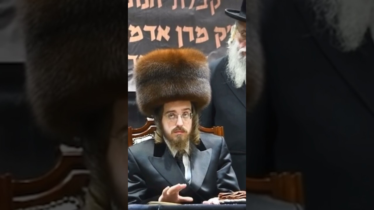 כבו"ק האדמו'ר מסאדיגורה במעמד חלוקת אחנוכה געלט לילדי החסידות.