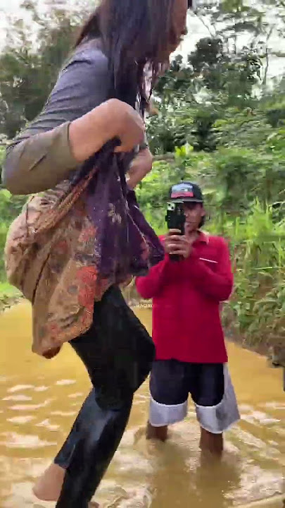 Wih suasana indah di sawah bareng gadis desa #shorts #viralshorts  #pedesaanjawabarat  #gadisdesa