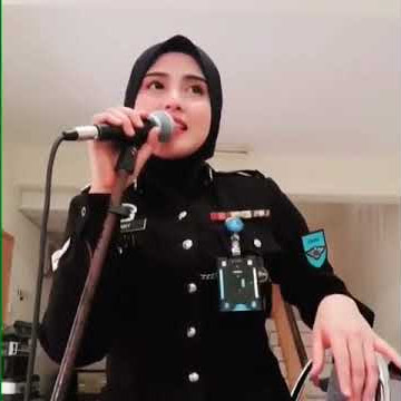 Akak Polis Cantik Nyanyi Lagu Syantik