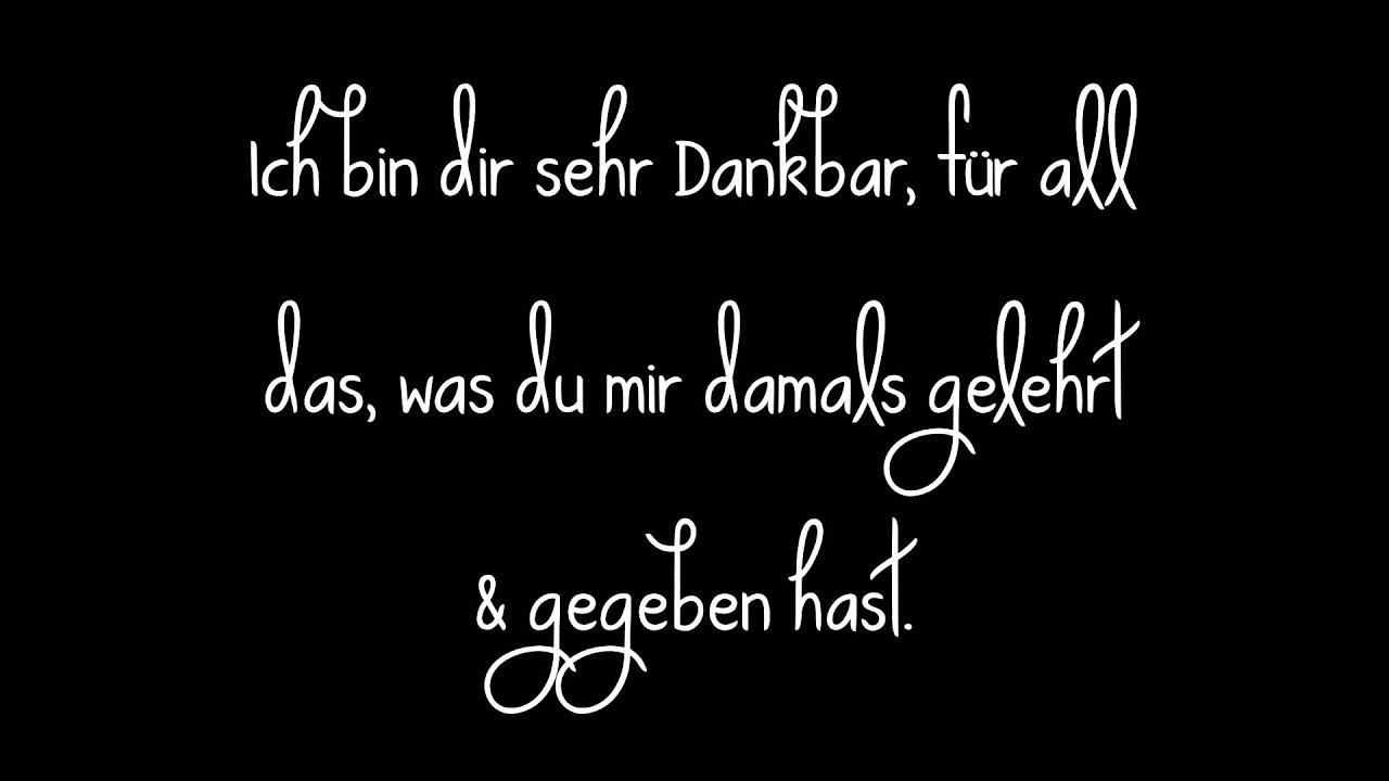 Es ist das Auge beim Kind mit der Rötung des Augenlider angeschwollen