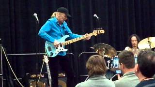 Billy Sheehan plays a solo bass version of Kings X Goldilox chords