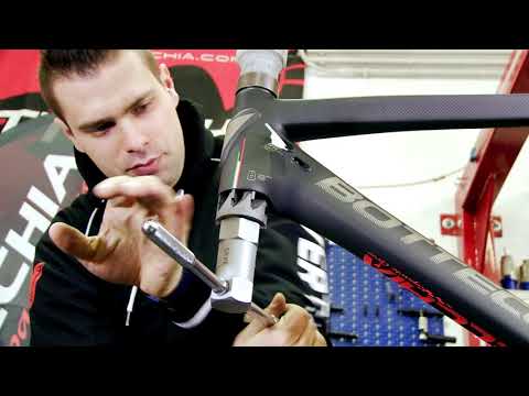 COME E' FATTO Bicicletta in Carbonio BOTTECCHIA - YouTube