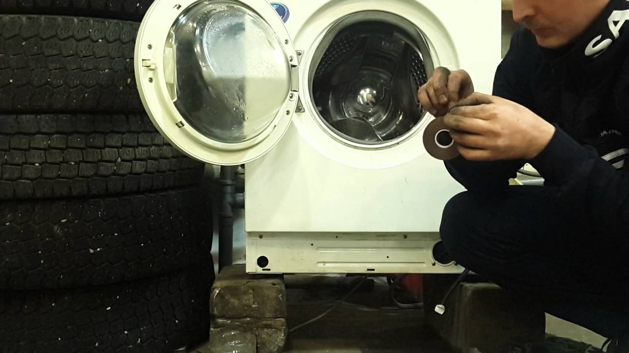 У стиральной машинки бежит вода из под люка