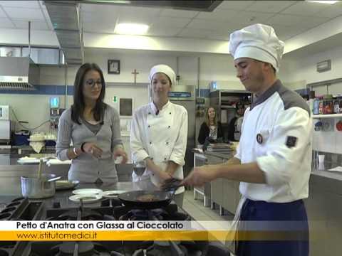 Video: Anatra Con Salsa Al Cioccolato