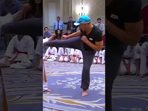 جون كلود فاندام يمازح طفل صغير