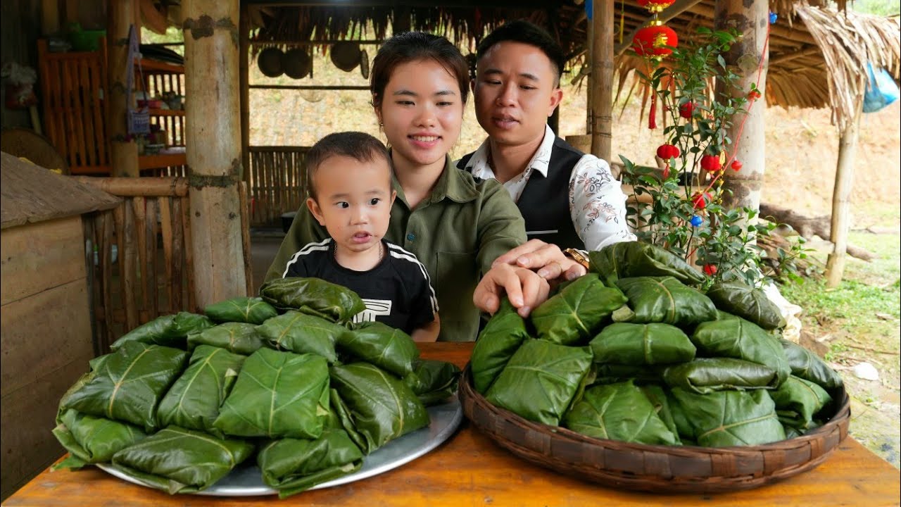 With CEO Hung, Wrapping Cakes From Ant Eggs to Sell at the Market Attracting Customers Arrive Buy.