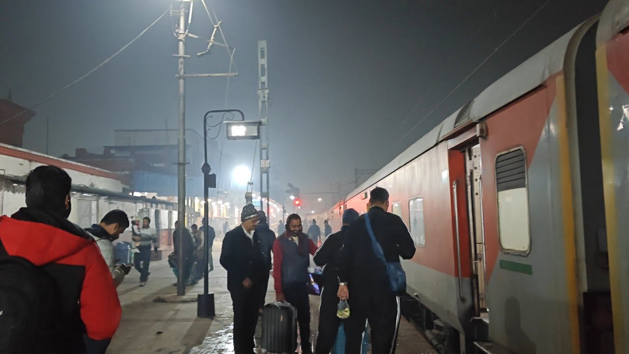 "MY 24 Hours TRAIN JOURNEY!! GENERAL & 3RD AC COACH!! FOOD EATING VLOG 🔥!! VLOG_WITH_AKSHAT #32!