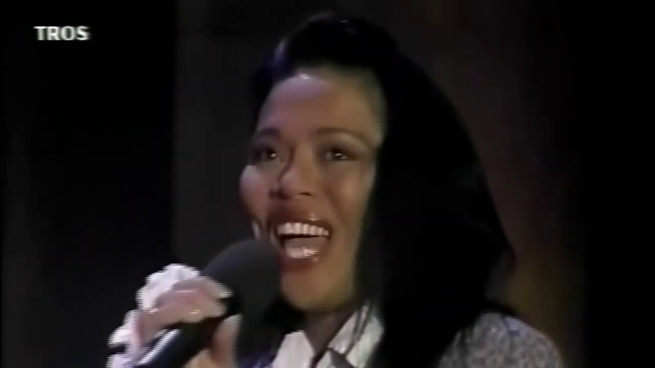 Julya Lo'Ko - "Walking in Circles" LIVE at De TV show (Ivo Niehe)