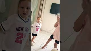 Grande Sœur Vs Pee Sœur