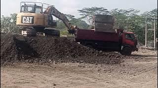 Excavator menyortir batu dan pasir