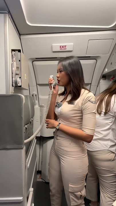 Pramugari lion air merapikan bagasi penumpang #beautiful #love #beauty #travel #bollywood