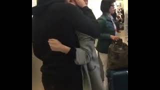 Sebastián Yatra Y Tini Se reencuentran en aeropuerto