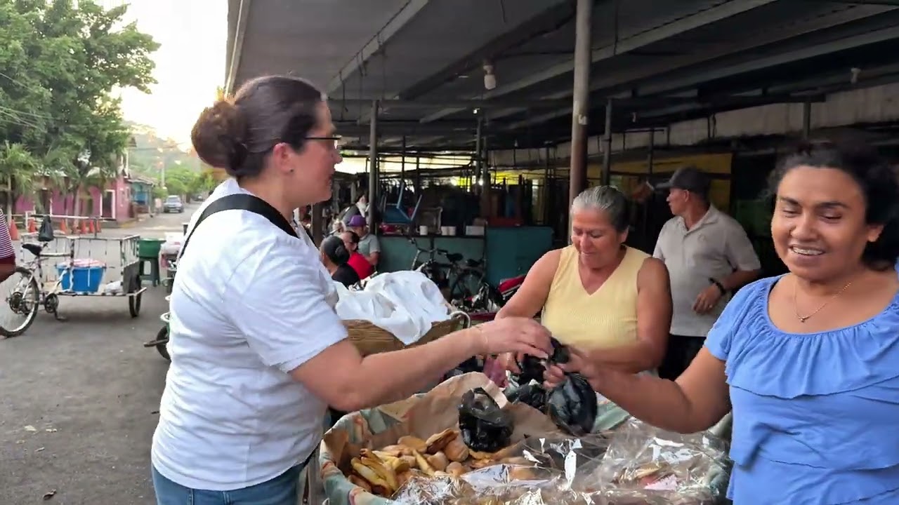 REGALANDO pan en El Salvador - tienes que MIRAR este video! 😳😲