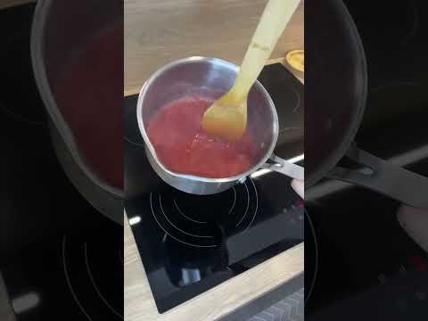 Меренговый рулет с клубничной начинкой и малиной 🍓😋