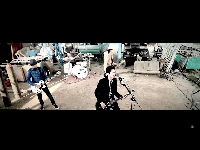 Rocket Rockers - Jangan Dulu Tenggelam (Official Music Video) class=