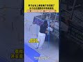 男子在车上绑货绳子突然断了,女子在后面眼疾手快地接住,网友:看她处事不惊的态度 一定是能力超强的人