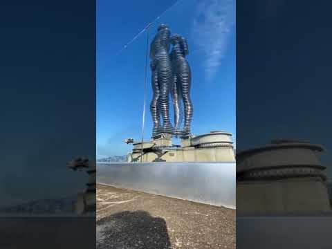Amazing Rounding Statue