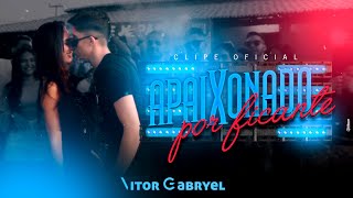 Video thumbnail of "APAIXONADO POR FICANTE - CLIPE OFICIAL - VITOR GABRYEL"